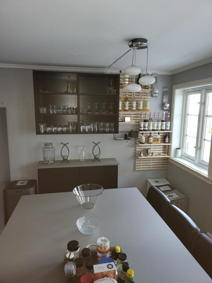 Sentrumsleilighet Med Gratis Parkering Til Leie Appartement Arendal Buitenkant foto